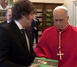 Arjantin liderinden Papa’ya gizemli hediyenin şifreleri