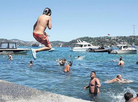 Aşırı sıcaklarda nasıl giyinilmeli? Siyah giyme yanarsın!