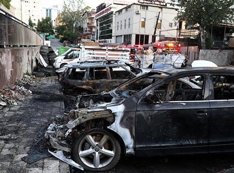 Ataşehir’de yangın: Park halindeki otomobiller yandı