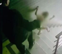 Baba, küçük kızına tekme atarak merdivenlerden yuvarladı