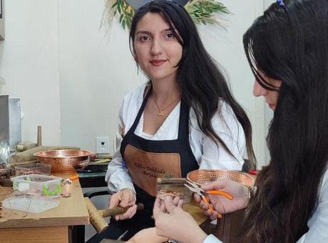 Babasından devraldı patron oldu! Kentin tek kadın ustası: Sesi bana huzur veriyor