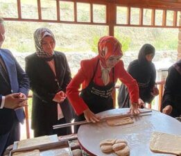 Bakan Göktaş, kadın kooperatifi açılışında oklavayla hamur açtı