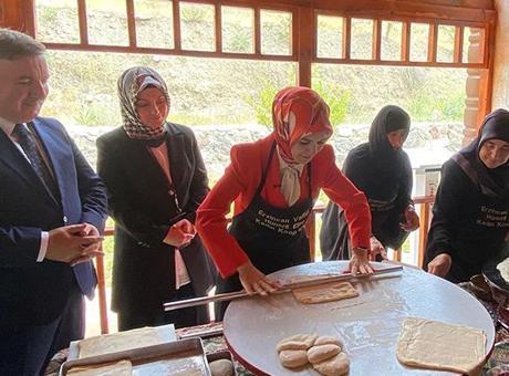 Bakan Göktaş, kadın kooperatifi açılışında oklavayla hamur açtı