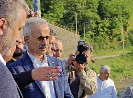 Bakan Uraloğlu, Trabzon’da sel bölgesinde incelemelerde bulundu