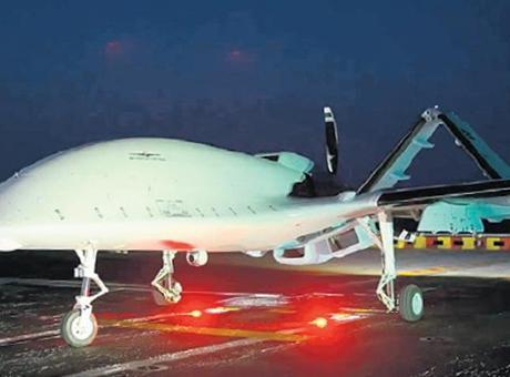 Bayraktar TB3’ten TCG Anadolu’ya gece sortileri