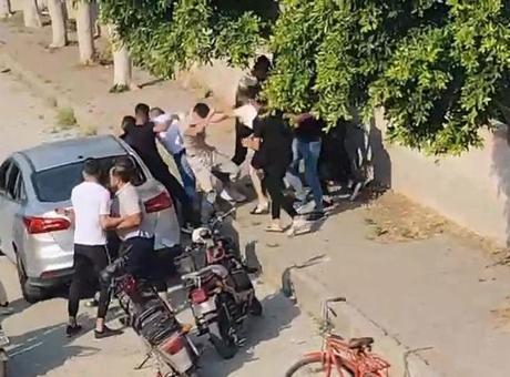Bayram günü meydan savaşı gibi kavga! Yumruklar ve tekmeler havada uçuştu