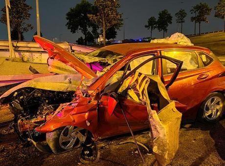 Bayrampaşa’da otomobil bariyerlere saplandı, sürücü yaralandı