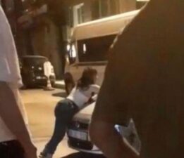 Bursa’da film gibi olay: Kaputa asılan kadın araçla birlikte sürüklendi