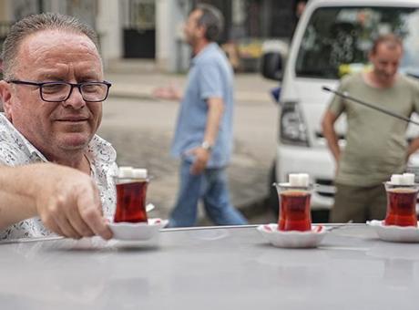 Çaycının yöntemi viral oldu: Bu çayları taşımak daha pahalıya geliyor
