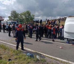 Cenaze dönüşü can pazarı! Midibüs yan yattı; ölü ve yaralılar var