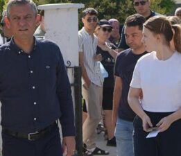 CHP Genel Başkanı Özel, YKS’ye giren Ferdi Zeyrek’in kızı Nehir’i bugün de yalnız bırakmadı