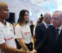 Cumhurbaşkanı Erdoğan, Filenin Sultanları’nı kabul etti: Vargas’tan hediye