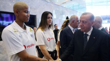 Cumhurbaşkanı Erdoğan, Filenin Sultanları’nı kabul etti: Vargas’tan hediye