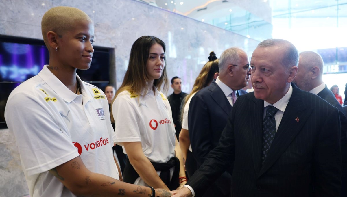 Cumhurbaşkanı Erdoğan, Filenin Sultanları’nı kabul etti: Vargas’tan hediye