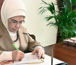 Cumhurbaşkanının eşi Emine Erdoğan, Türk Kızılay’a kurban bağışında bulundu