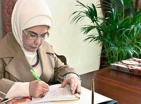 Cumhurbaşkanının eşi Emine Erdoğan, Türk Kızılay’a kurban bağışında bulundu