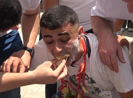 Damadın başına gelmeyen kalmadı: Düğünde soğuk suyla yıkandı, kıyafetleri kesildi
