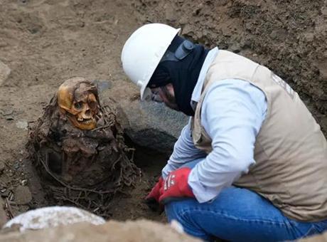 Doğal gaz çalışması bin yıllık mumyayı gün yüzüne çıkardı: Saçları bile bozulmamış!