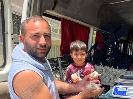 Ekmek parası için eşi ve çocuğu ile minibüste yaşıyor