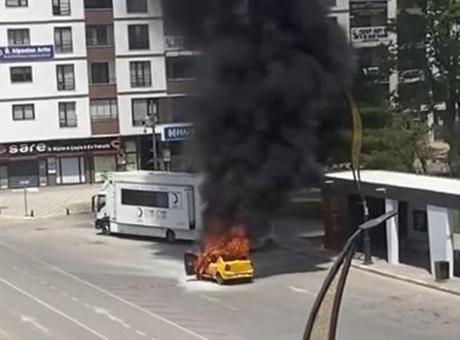 Elazığ’da can pazarı! Çakmağı çakmasıyla ticari taksi alev topuna döndü