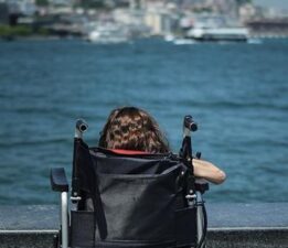 Elleri ve ayakları sırtına yapışık doğdu: Ayrımcılığa uğradım ama pes etmedim