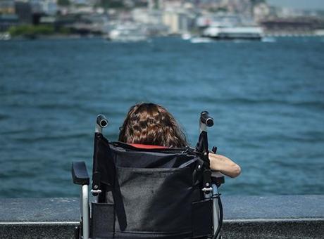 Elleri ve ayakları sırtına yapışık doğdu: Ayrımcılığa uğradım ama pes etmedim