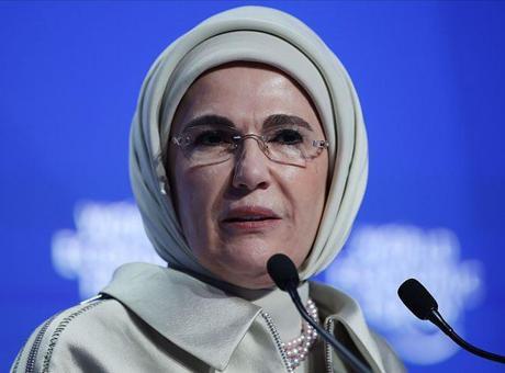 Emine Erdoğan’dan karne alacak öğrenciler için tebrik paylaşımı