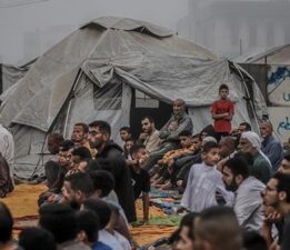 Enkazların üzerinde bayram namazı! İsrail, bayram sabahı da Gazze’ye saldırdı