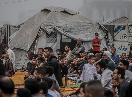 Enkazların üzerinde bayram namazı! İsrail, bayram sabahı da Gazze’ye saldırdı