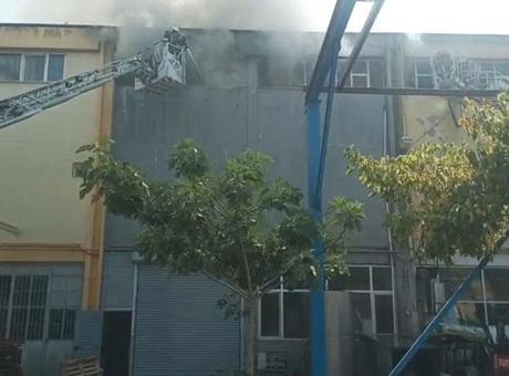 Esenyurt’ta bebek bezi fabrikasında yangın! 1 itfaiye eri yaralandı