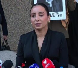 Filistin’e desteği nedeniyle kovulan Avustralyalı sunucu, ABC’ye karşı açtığı davayı kazandı!