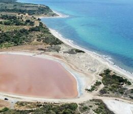 Fotoğraf tutkunlarının beklediği an geldi: ‘Kalpli Göl’ pembe renge büründü