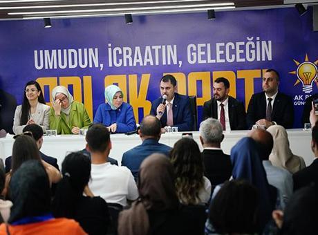 Gençlerin çay davetine Bakan Kurum katıldı