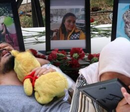 Göğsünde çocuklarının oyuncağı… Ailesini sedye ile son kez görmeye geldi!
