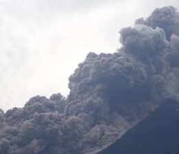 Guatemala’daki Fuego Yanardağı patladı