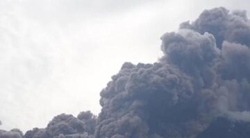 Guatemala’daki Fuego Yanardağı patladı