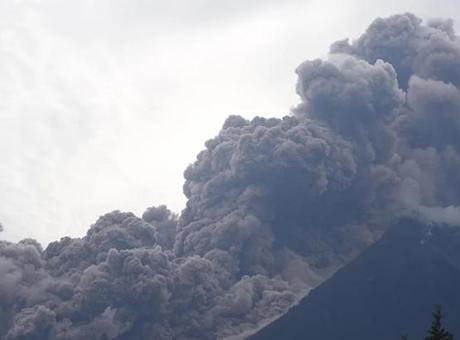 Guatemala’daki Fuego Yanardağı patladı