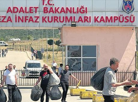 Halay eşliğinde tahliye