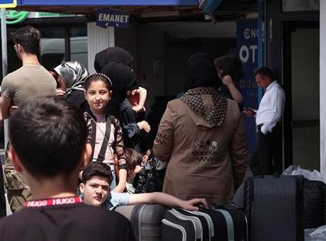 Hava sahası kapandı! Ülkelerine dönmek isteyen İranlılar otogara akın etti