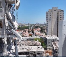 İran füzeleriyle vurulan Bat Yam kenti drone’la görüntülendi