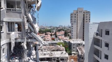 İran füzeleriyle vurulan Bat Yam kenti drone’la görüntülendi