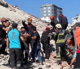 İş makinesi böyle enkaz altında kaldı