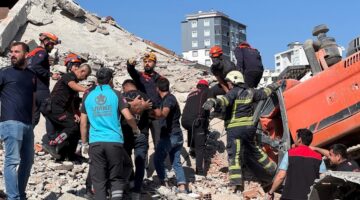 İş makinesi böyle enkaz altında kaldı