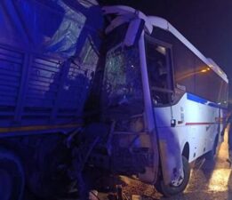 İşçi servis minibüsü, park halindeki TIR’a çarptı: 5’i ağır, 20 yaralı