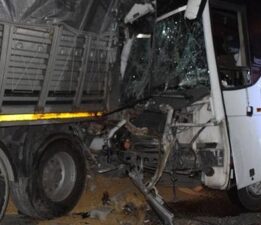 İşçi servisi park halindeki TIR’a çarptı! Yaralılar var