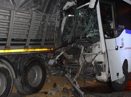 İşçi servisi park halindeki TIR’a çarptı! Yaralılar var