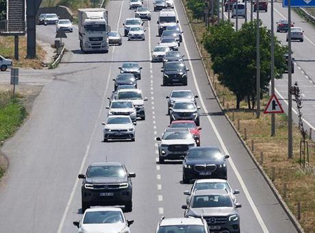 İstanbul’a dönüş çilesi başladı! Kilometrelerce kuyruk oluştu