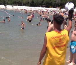 İstanbul’da bayram manzaraları… Sıcak havadan bunalanlar plajları doldurdu
