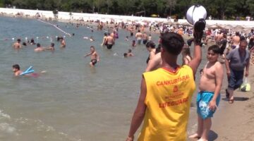 İstanbul’da bayram manzaraları… Sıcak havadan bunalanlar plajları doldurdu