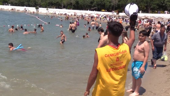 İstanbul’da bayram manzaraları… Sıcak havadan bunalanlar plajları doldurdu